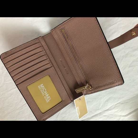 Michael Kors pink wallet - Picture 2 of 3